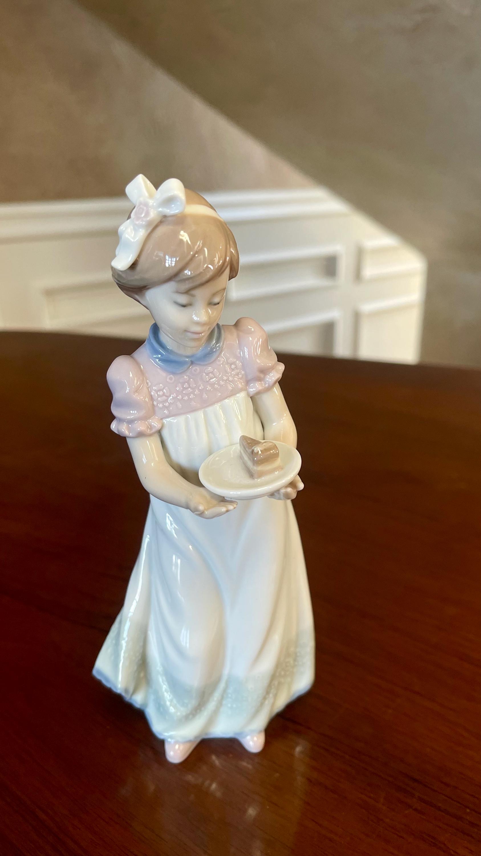 Lladro Birthday Girl With Cake #5429 Porcelain Figurine Mint