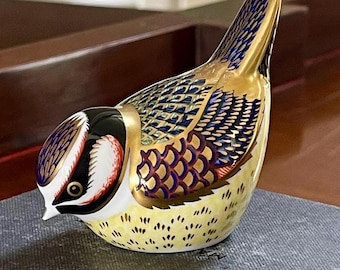  crown derby 陶器　鳥 A Group of Royal Crown Derby Bird Paperweights of 2 Robins, 1
