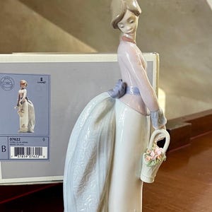 Lladro “Basket Of Love” 7622 Porcelain Figurine Mint Condition in Original Box Retired Lladro 1994 Collector’s Society