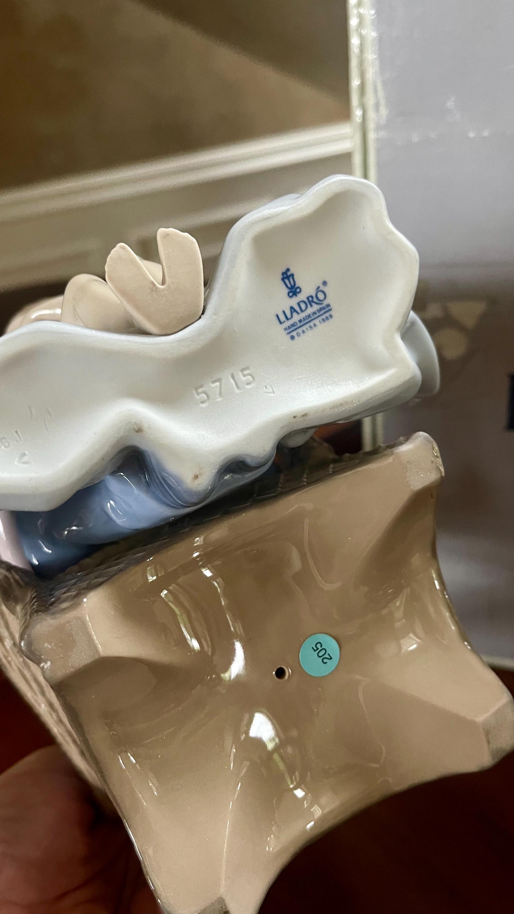 Lladro “mommy, It's Cold” 5715 Porcelain Figurine Mint Condition
