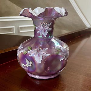 Fenton Glass Plum Overlay Museum Sammlung Handbemalte Vase; Fenton Handgemalt