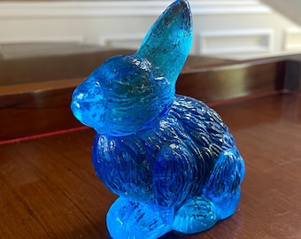 Fermacarte con statuetta di coniglio blu acqua da 5" in vetro Mosser; Coniglio in vetro Mosser vintage
