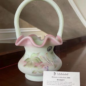 Kosz Fenton Lotus Mist Birmese Berry i Butterfly malowany ręcznie; Fenton Glass Historic Collection 2000, limitowana edycja z okazji 95. rocznicy