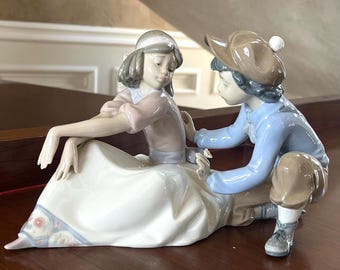 Figura de porcelana Lladró "Para mí" 5454 en perfecto estado; Niño y niña Lladró con flor