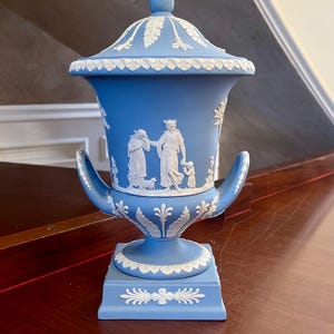 ウェッジウッド ジャスパーウェア カンパーニャ 壷型花瓶「平和への捧げ物」英国製；ウェッジウッド ジャスパーウェア