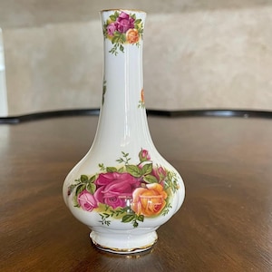 Vintage Royal Albert Bud Vase; Made in England Old Country Roses; Made in England Old Country Roses