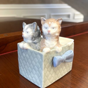 NAO di Lladro &quot;Purr-fect Gift&quot; Figurina in porcellana n. 1080 realizzata in Spagna