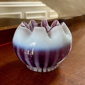 Fenton Art Glass Schale, Aubergine Purple Opalescent Rose