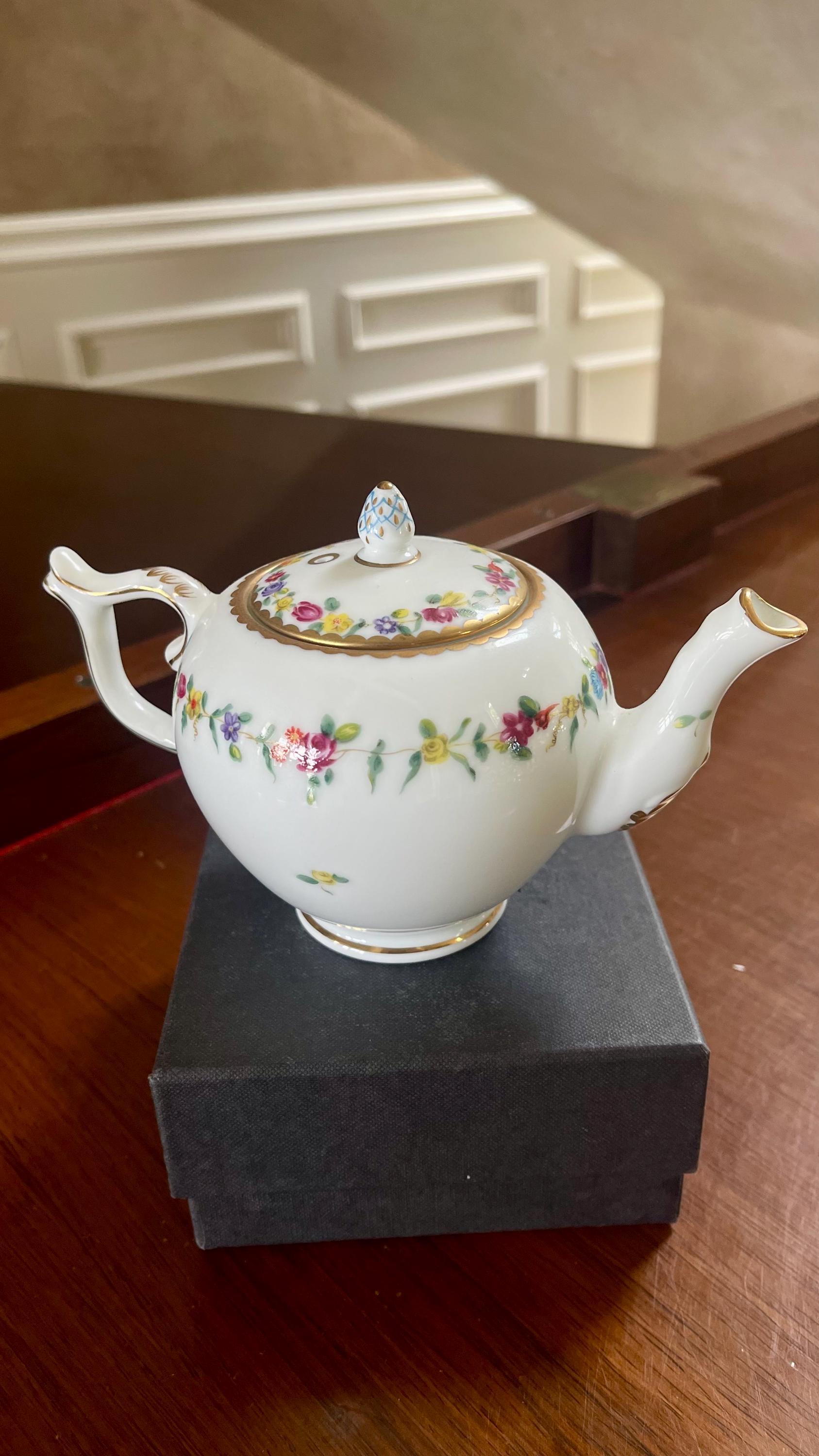 Chelsea-derby Fine Porcelain Mini Teapot Victoria and Albert