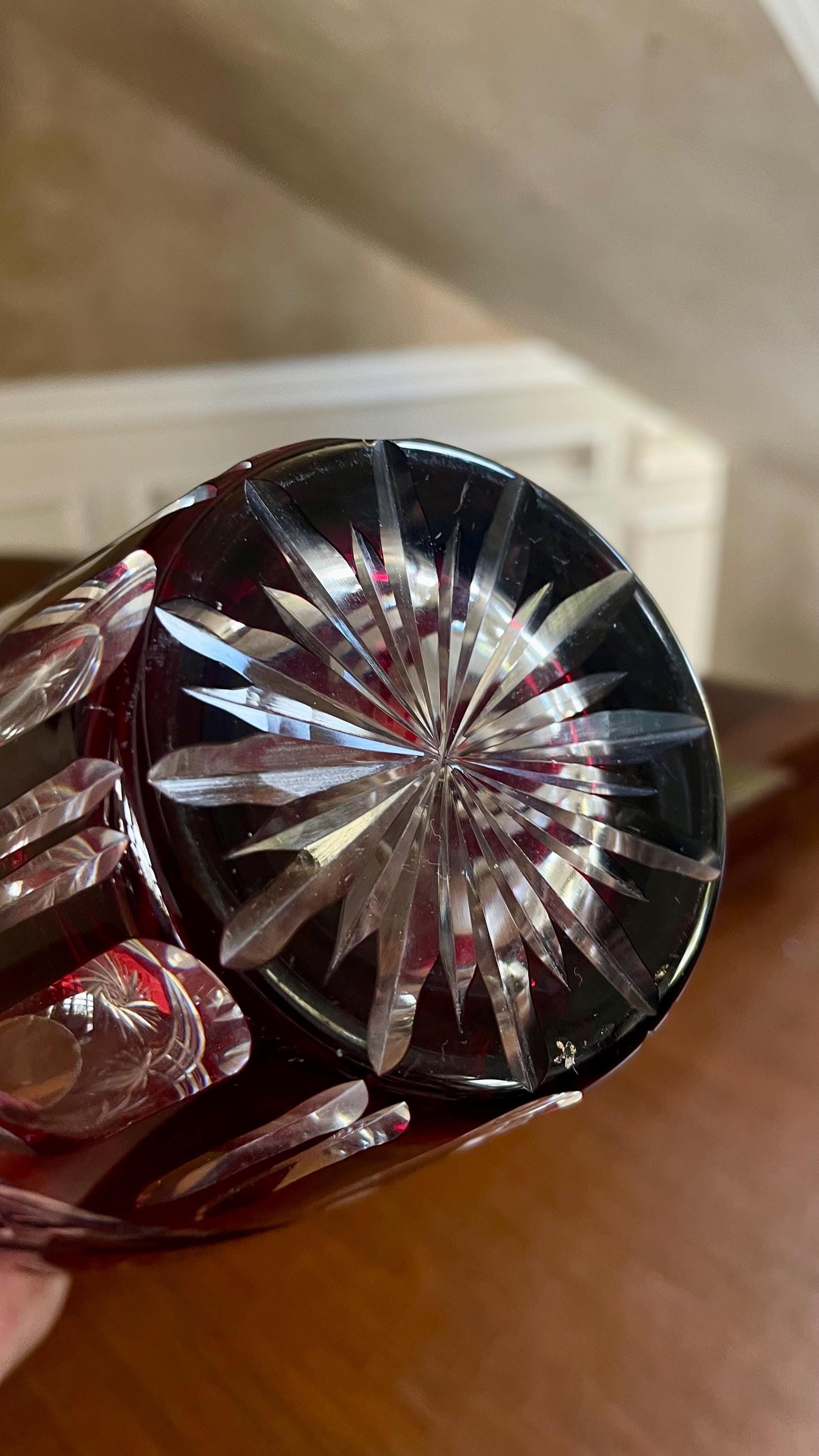 大きなルビーレッドカットの透明クリスタル花瓶。カラーカットの透明