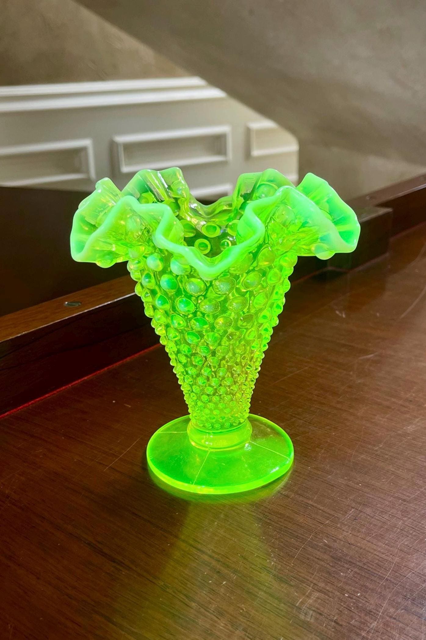 Vintage Fenton Glass Hobnail Ruffled Fan Vase/ビンテージ