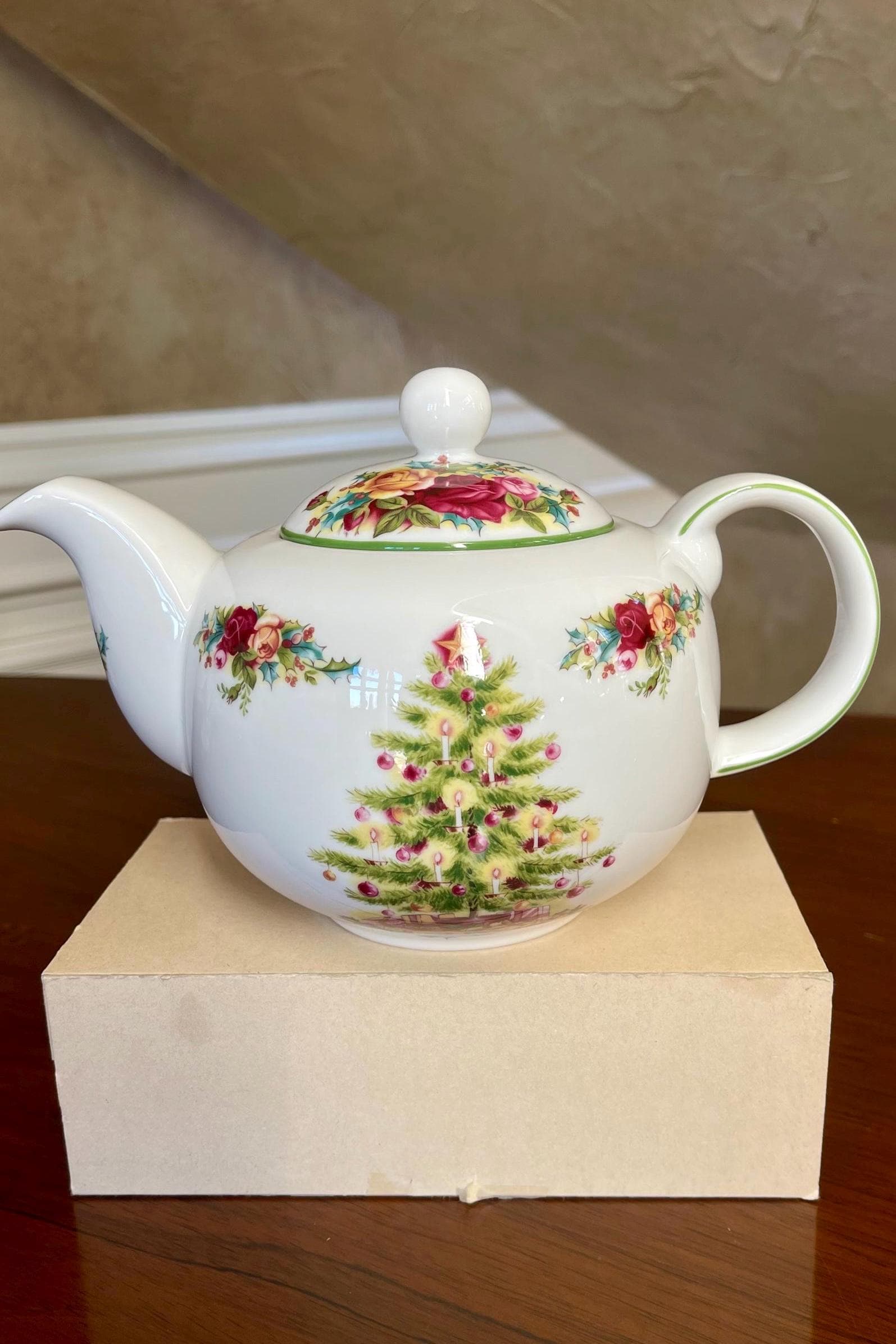 英国製　希少　ロイヤルアルバート　ポインセチア プレート＆マグ　2点セット 英国製 希少 ロイヤルアルバート ポインセチア プレート＆マグ 2点