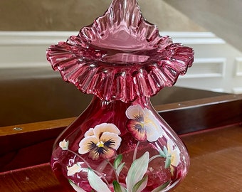 Exceptionnel verre Fenton peint à la main Pensies canneberge tulipe Jack dans un vase chaire