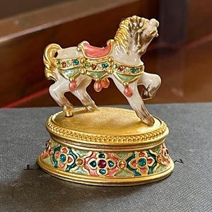 Jay Strongwater Estee Lauder Carousel Horse Prydnadsask med Swarovski-kristaller