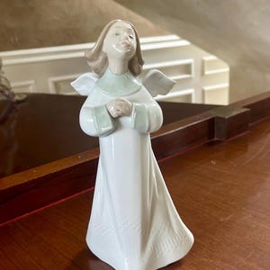 Lladro An Angel’s  Wish Porcelain Figurine 6788