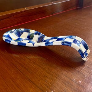 Mackenzie Childs Emaille Royal Check-lepelsteun; Authentieke Mackenzie-Childs