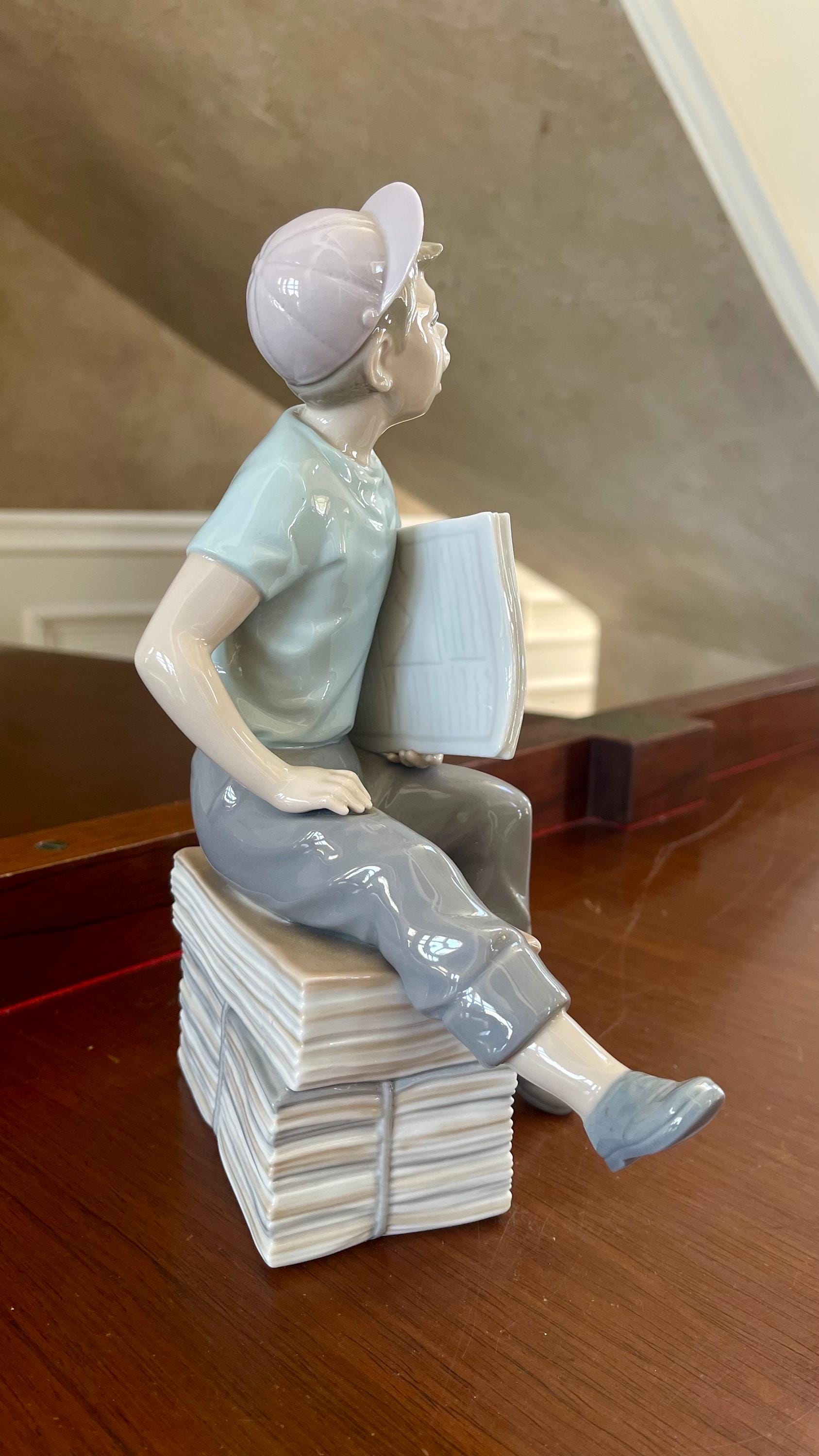 NAO by Lladro 新聞配達少年 磁器製フィギュア スペイン製 - Etsy 日本