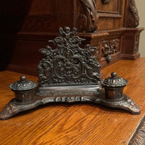 Vintage Ornamentado Desk Inkwell Letter Rack; Decoração de mesa