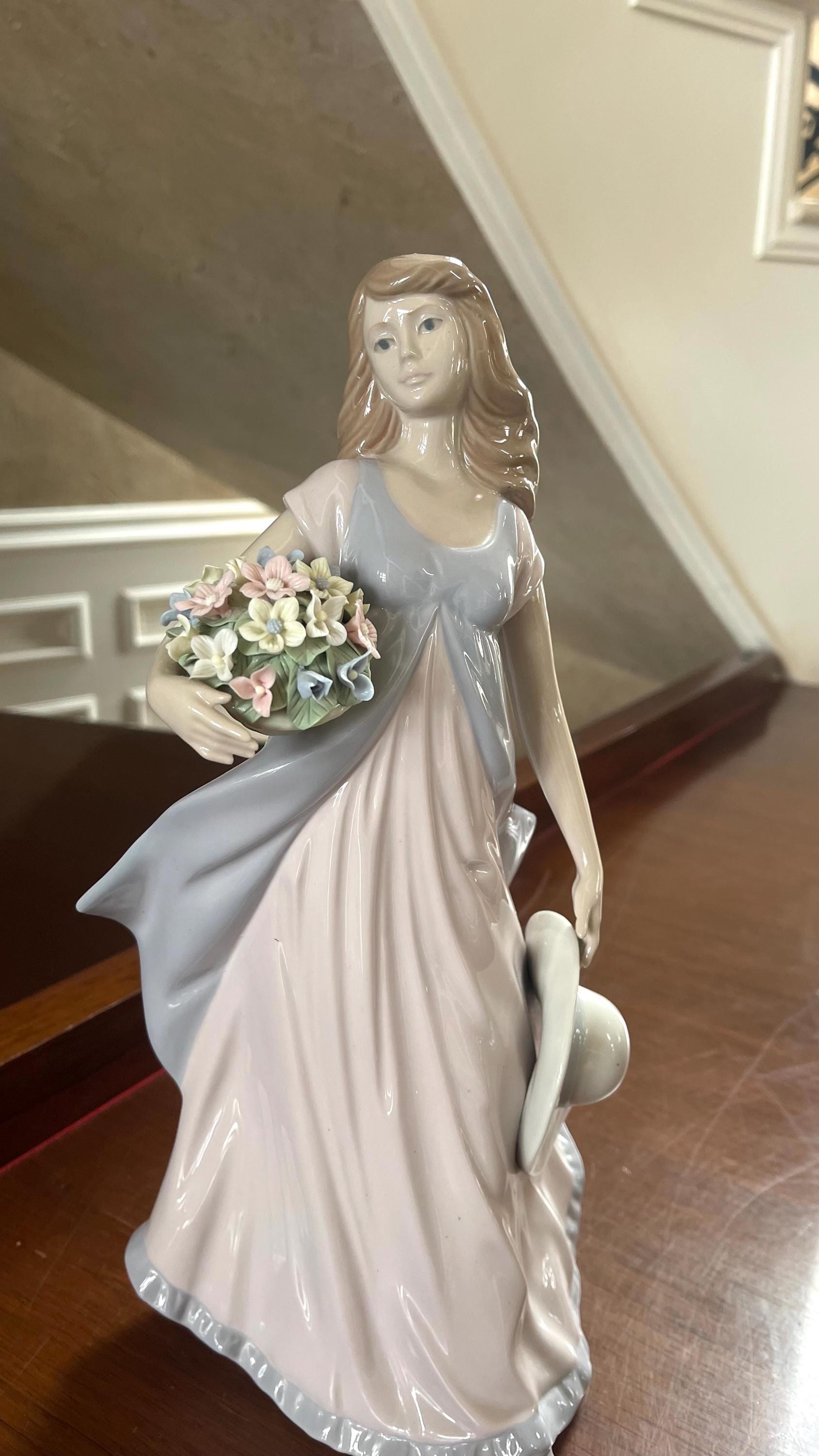 ナダル作「花を持つ美しい女性」13インチ磁器置物（スペイン製