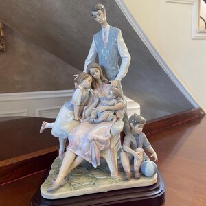 Lladro Retired Signed Limited Edition “Portrait Of A Family” 1805 Mint Condition In Original Box With Wooden Base 344/2500