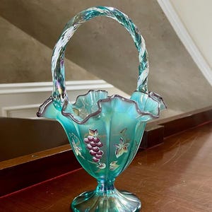 Fenton Glass Plum Crest 10,5 ”handgemalter Korb in limitierter Auflage von 1993; Fenton Handbemalter Korb Bill Fenton