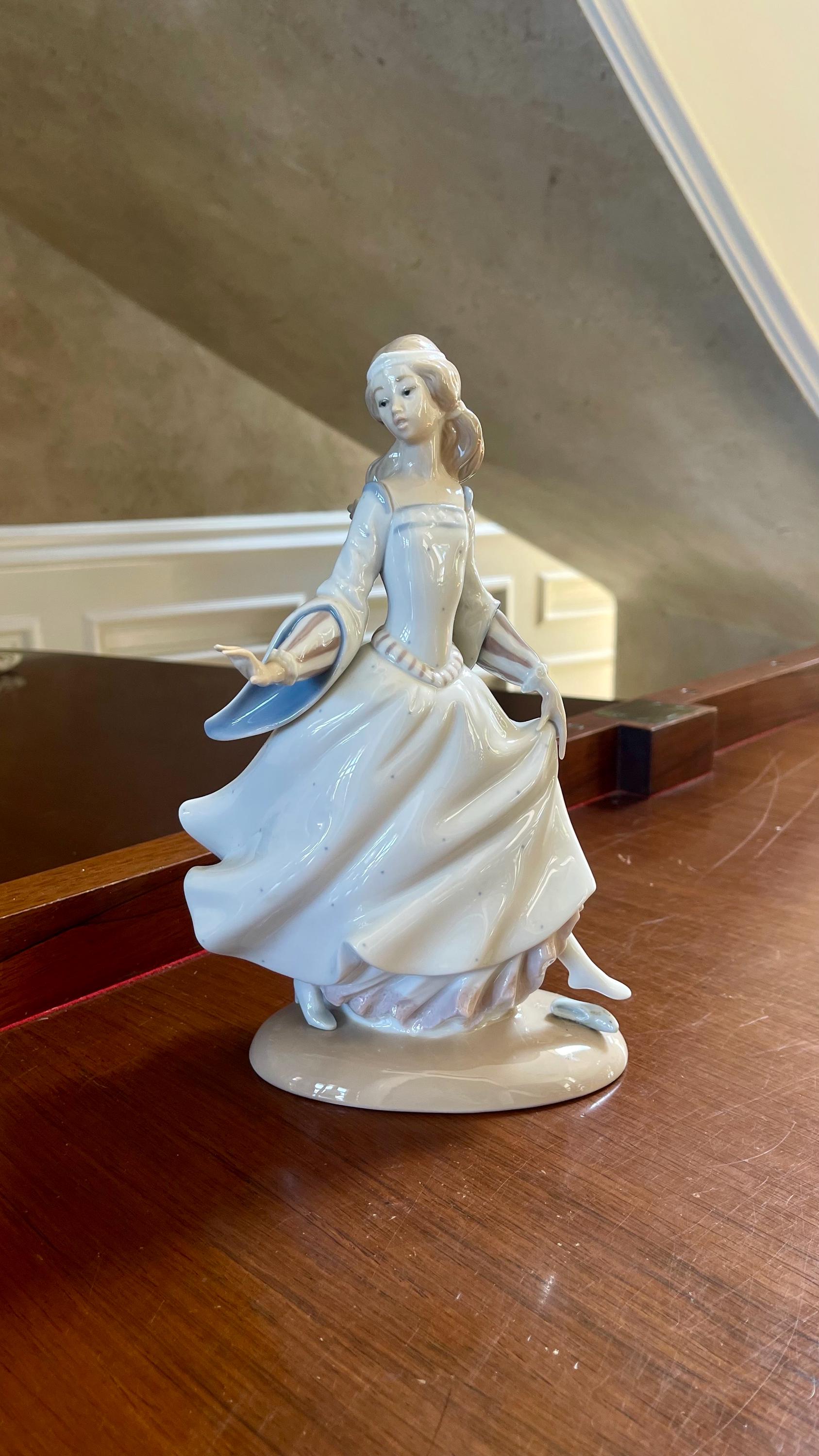 Lladro Cinderella 4828 Porcelain Figurine Mint Condition; Lladro