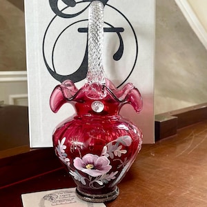 Wyjątkowa kolekcja Fenton Glass Legacy 10-calowy ręcznie malowany kosz żurawinowy; 95. rocznica Fenton ręcznie malowany kosz