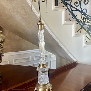 Lampada da tavolo neoclassica in cristallo e bronzo in stile Baccarat di Warren Kessler.