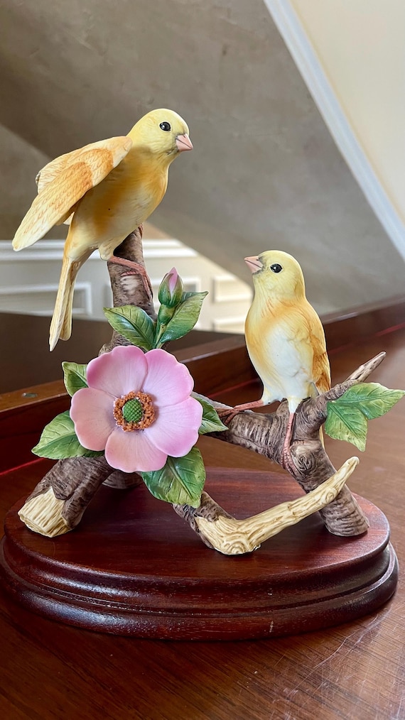 一*鳥様 GADID ANONIEM　STADT/CTIY Andrea by Sadek Canary Bird Figurine With Wooden Base Made in