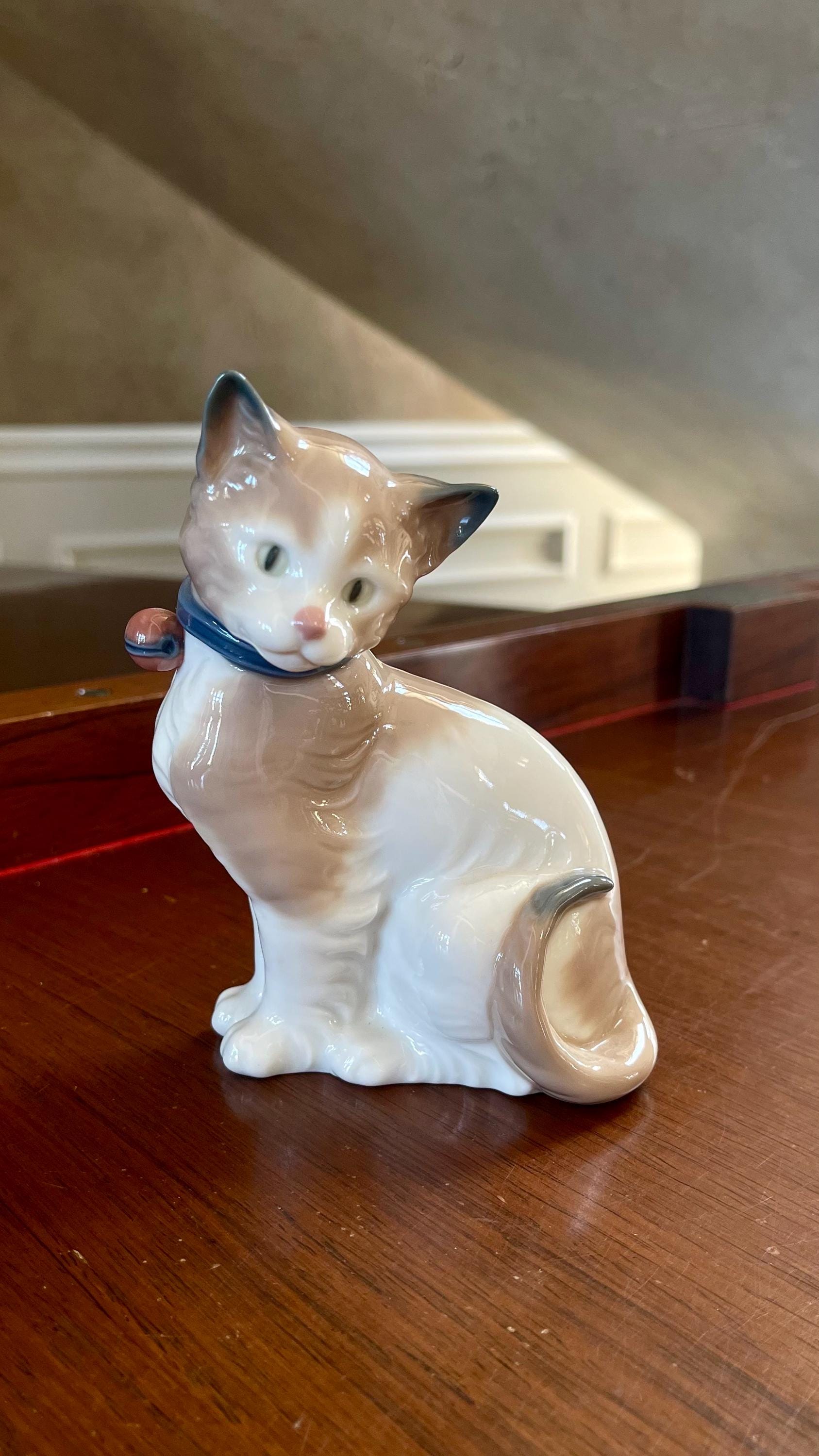 リヤドロ　NAO　猫　陶器　置物　アンティーク　LLADRO　骨董市 NAO by Lladro Cat “all Decked Out” Porcelain Figurine #492 Made in