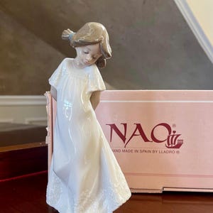NAO “So Shy” by Lladro Porcelain Figurine Made in Spain Mint in Box