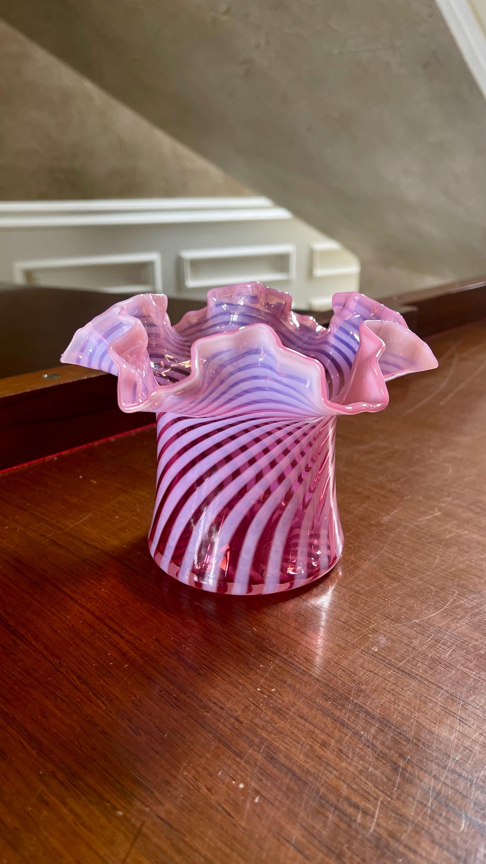フェントン　Fenton クランベリーオプティック　メロン　ボトル　(大) Fenton Glass Spiral Optic Cranberry Opalescent Top Hat Vase - Etsy