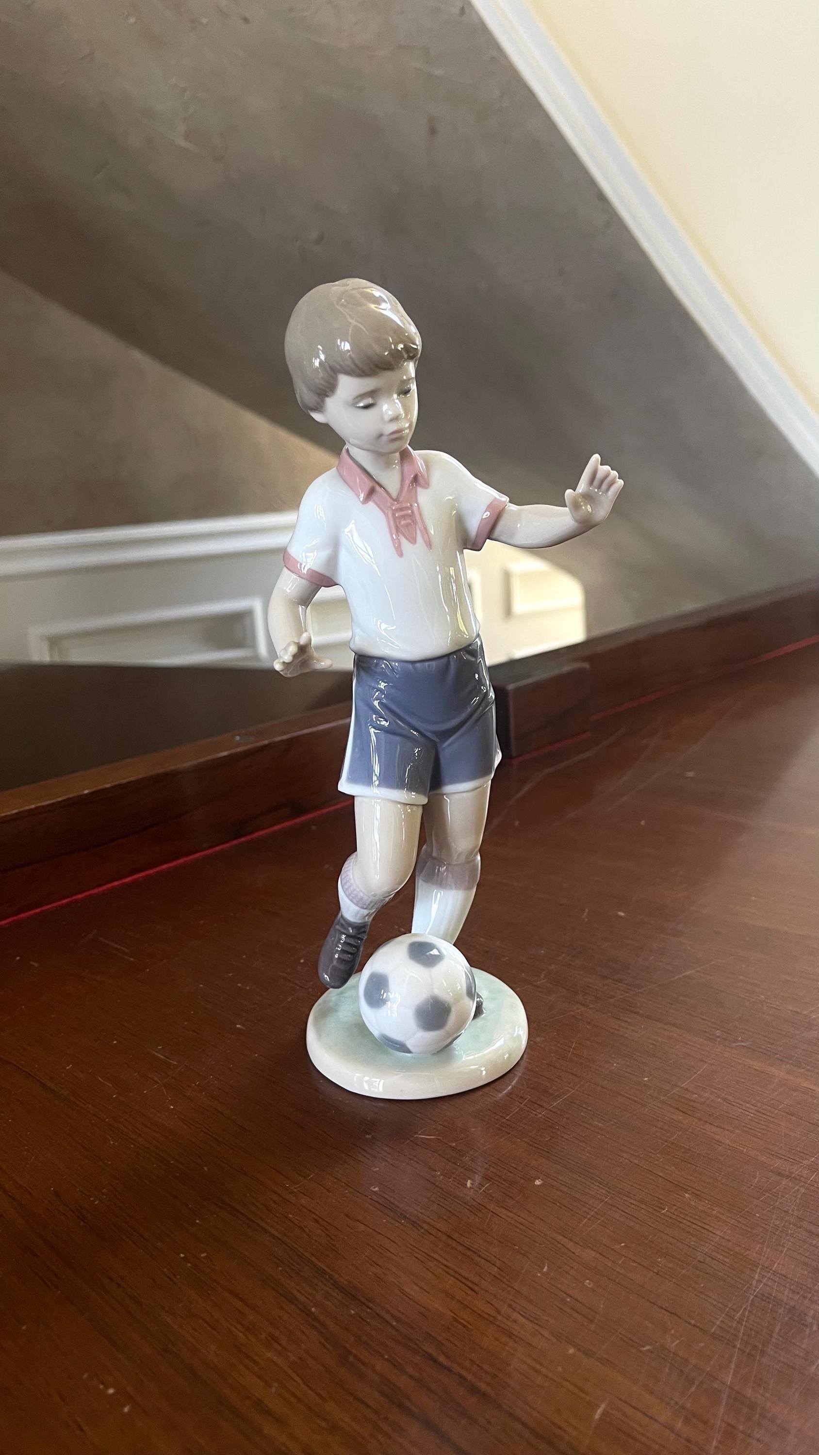 LIADRO サッカー少年 陶器 il_fullxfull.6937185143_lpr7.jpg