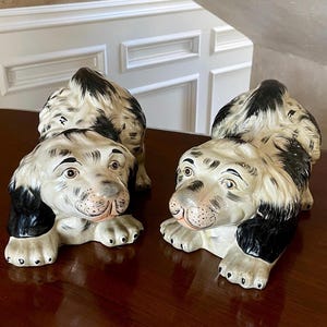 Duża para kucających psów rasy staffordshire terrier, głębokość 14 cali; czarno-biała porcelana; podpórki do książek; królewskie spaniels