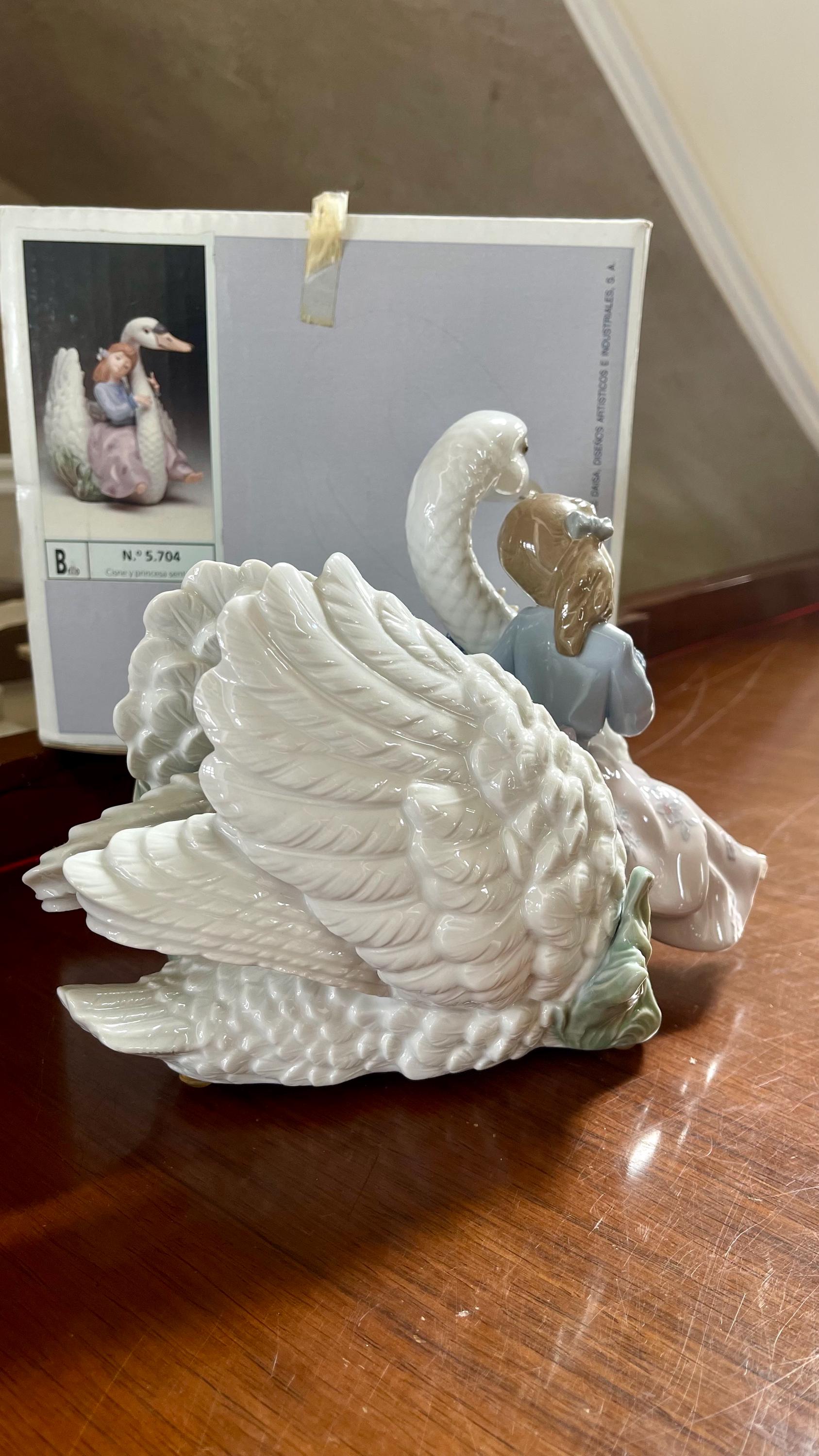 Lladro “swan Song” 5704 Porcelain Figurine Mint Condition in