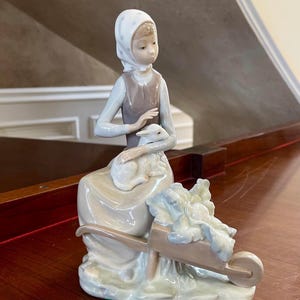 Lladro Girl With Lamb #4816 Porcelain Figurine