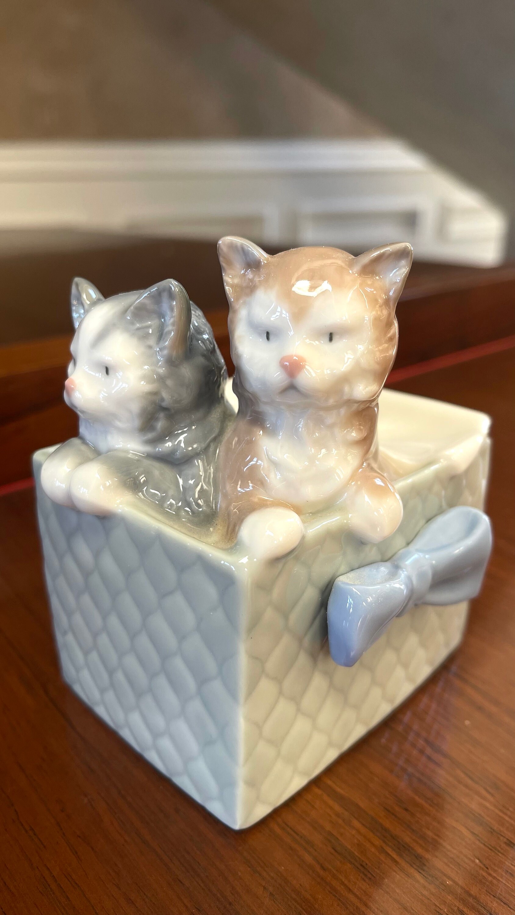 NAO by Lladro「Purr-fect Gift」磁器製フィギュア #1080 スペイン製