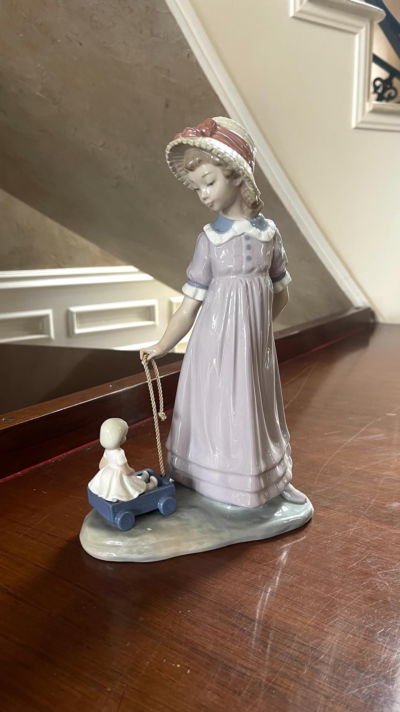 リヤドロ #5044 おもちゃのワゴンを引っ張る少女 磁器の置物 - Etsy 日本