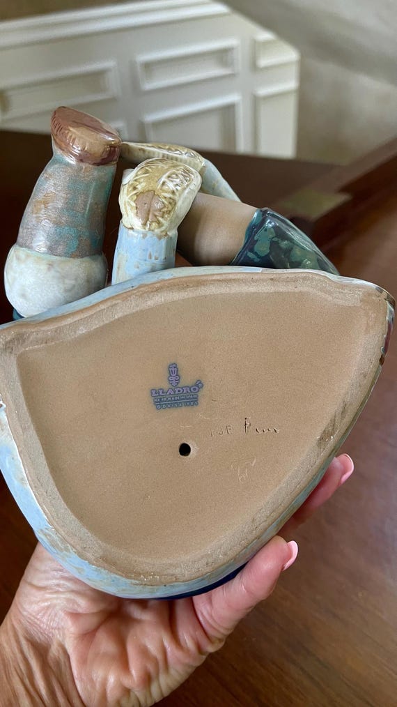 リヤドロ イヌイット エスキモー「冷たい足の少女」#2157 磁器