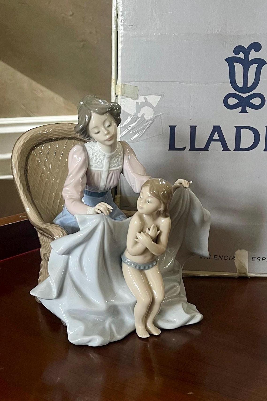 Lladro “mommy, It's Cold” 5715 Porcelain Figurine Mint Condition
