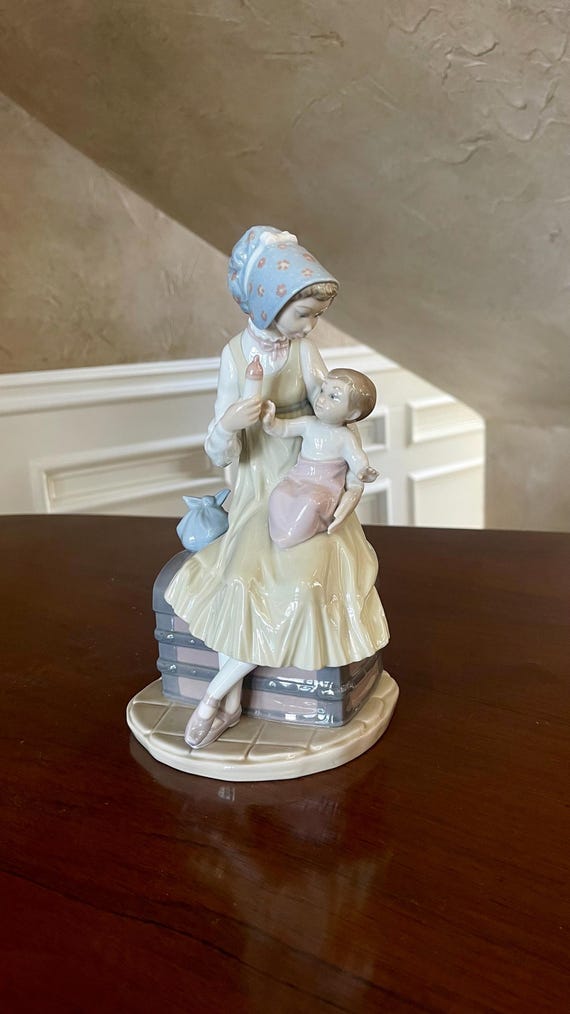 Lladro “feeding Her Son” 5140 Porcelain Figurine Retired Mint