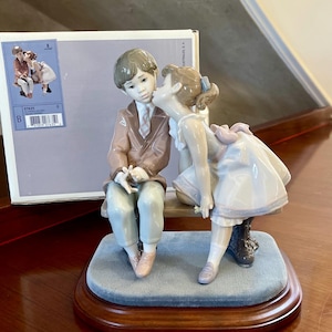 Lladro First Kiss #7635 Porcelain Figurine 1995 With Box And Wooden Base