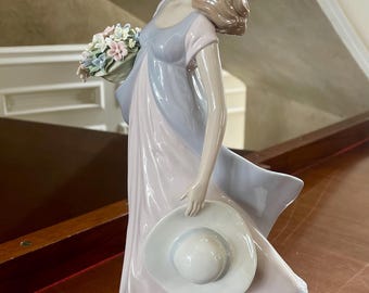 ナダル作「花を持つ美しい女性」13インチ磁器置物（スペイン製