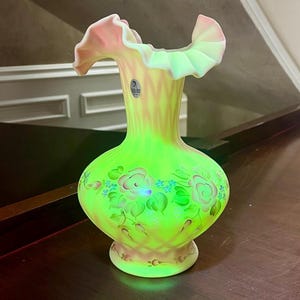 Fenton 10 1/2 ”Uranium Burmese Glass Handbemalte Blumenvase in Diamant-Optik; Fenton Kunstglas handgemalt; Uranglas