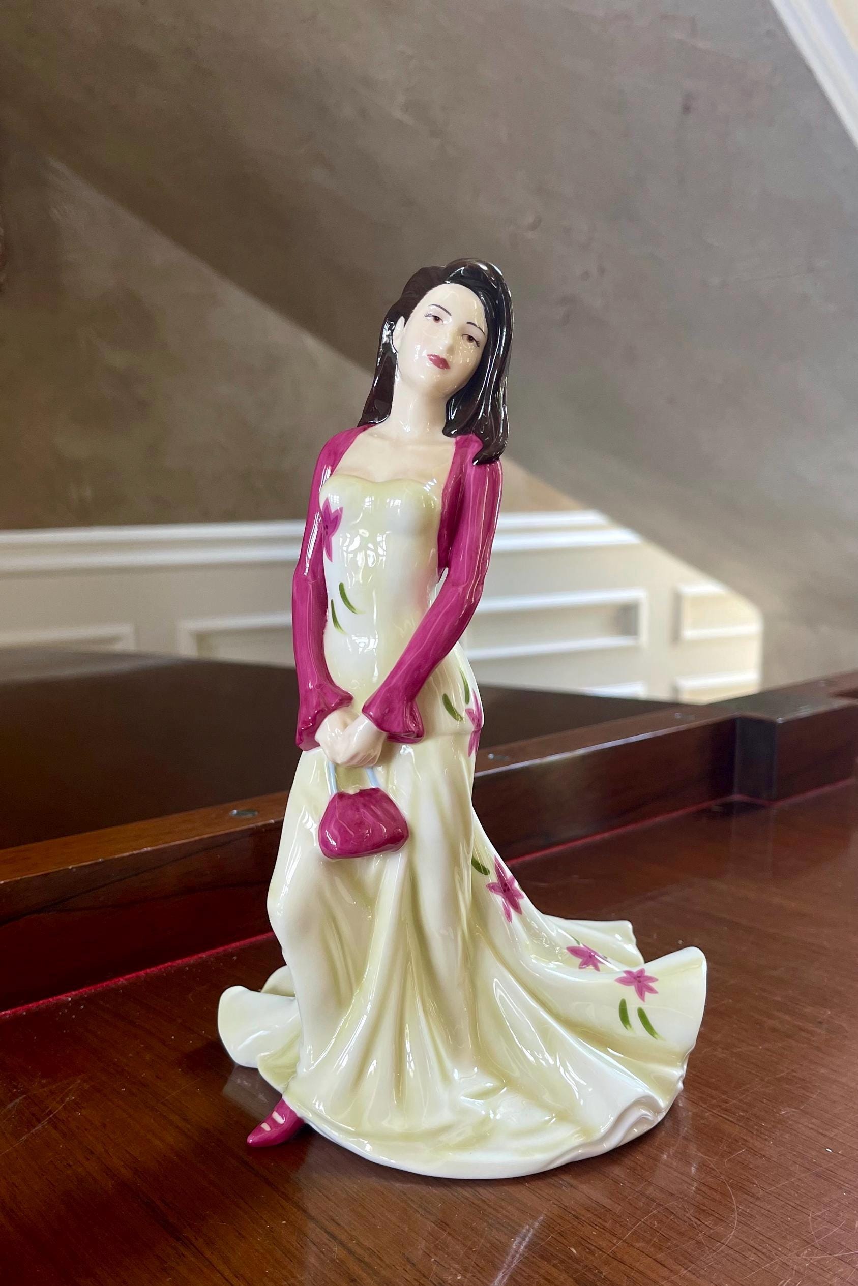 Figurine Royal Doulton Pretty Ladies – Loving Thoughts HN5266, Porcelaine