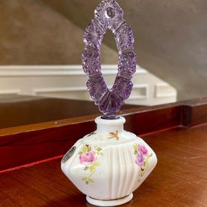 Fenton Charleton Rosenmilchglas und Amethystglas handbemalte Blumen Parfümflasche