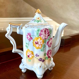 Stary ręcznie malowany porcelanowy czajniczek; Porcelanowy dzbanek do kawy; Czajnik w stylu wiktoriańskim; Czajnik w kształcie róż