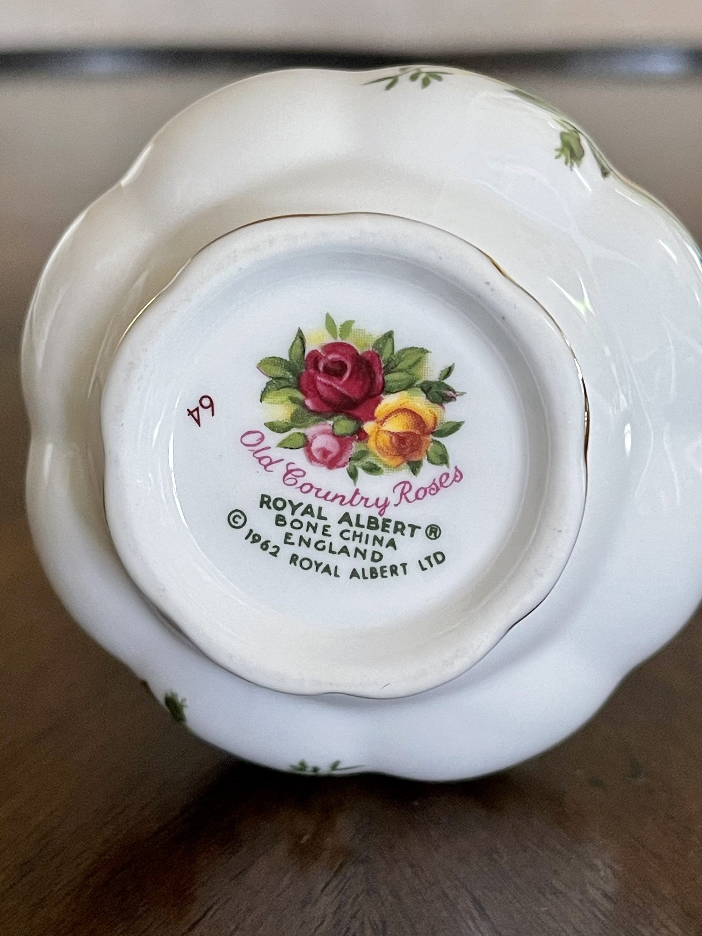 ヴィンテージ ロイヤルアルバート バド花瓶; 英国製 オールド