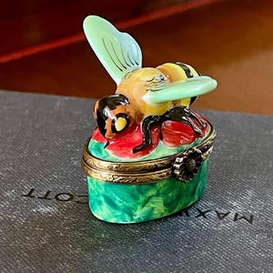 Caja de baratijas con forma de abeja de Limoges; Caja de baratijas de Limoges; Limoges coleccionable; Limoges, Francia; Pintada a mano