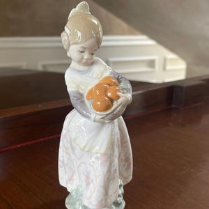 Lladro Retired 7” Valencian Girl With Basket of Oranges Fruit